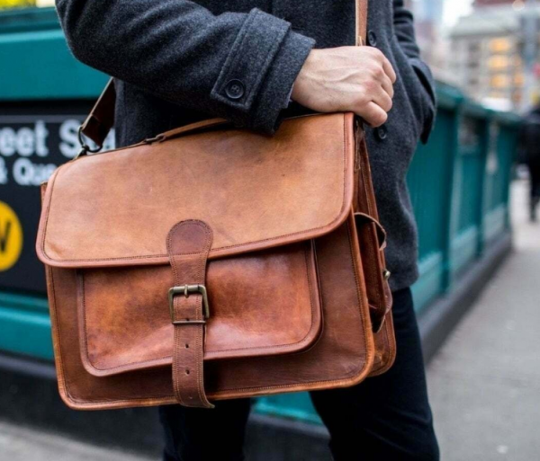 Tas selempang berbahan kulit suede dengan tampilan vintage